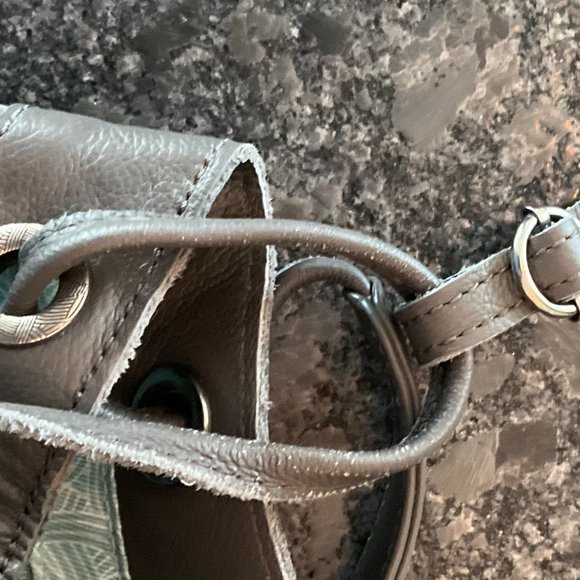 The Sak gray leather handbag with unusual draw string handles and shoulder strap - Picture 5 of 9